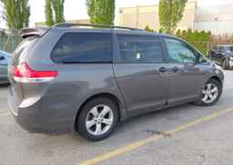 2011 TOYOTA SIENNA
