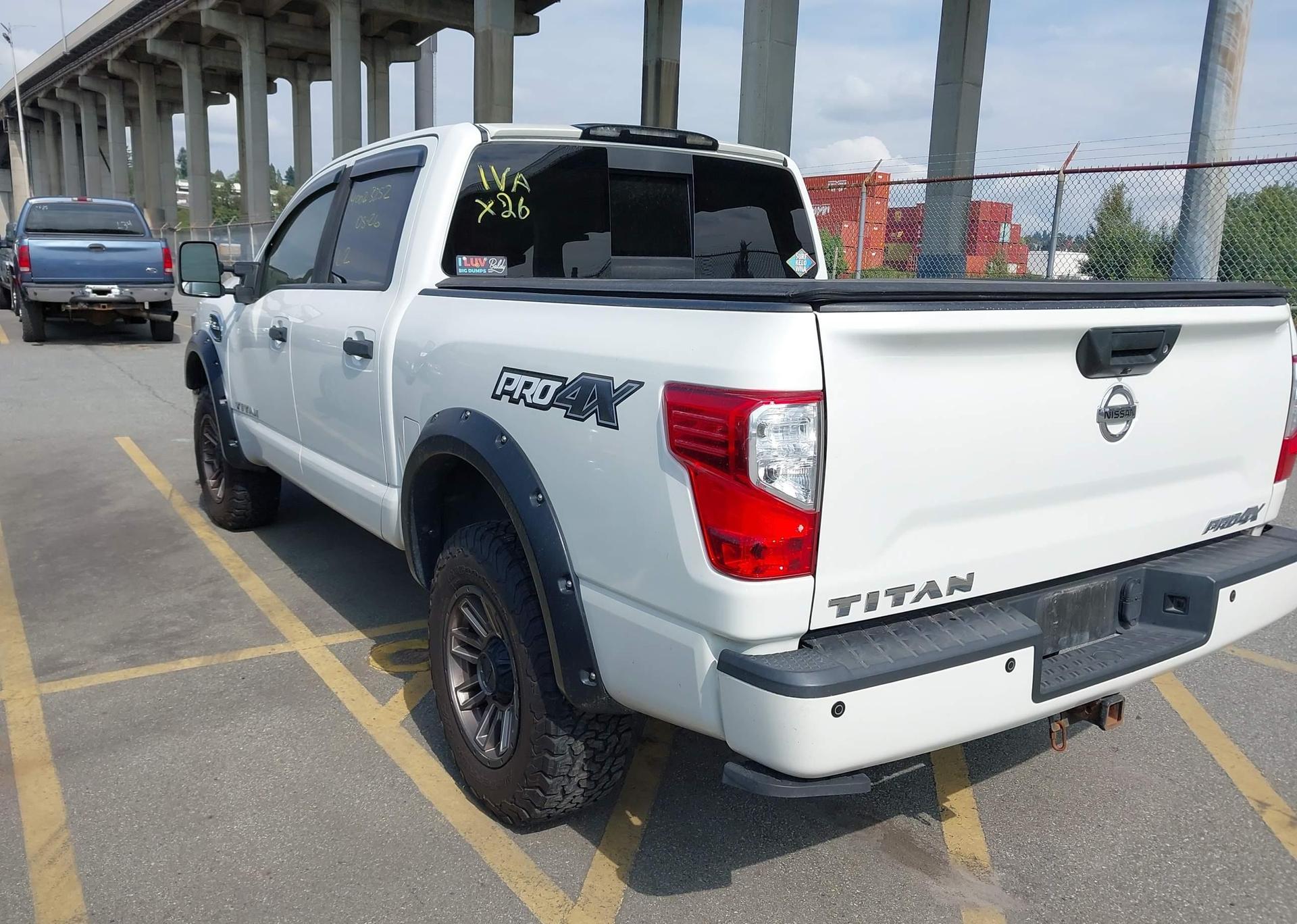 2017 NISSAN TITAN SV