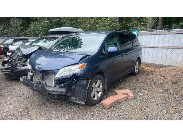 2014 TOYOTA SIENNA LE