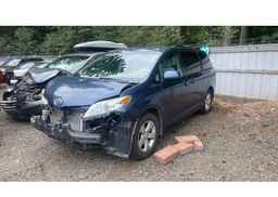 2014 TOYOTA SIENNA LE