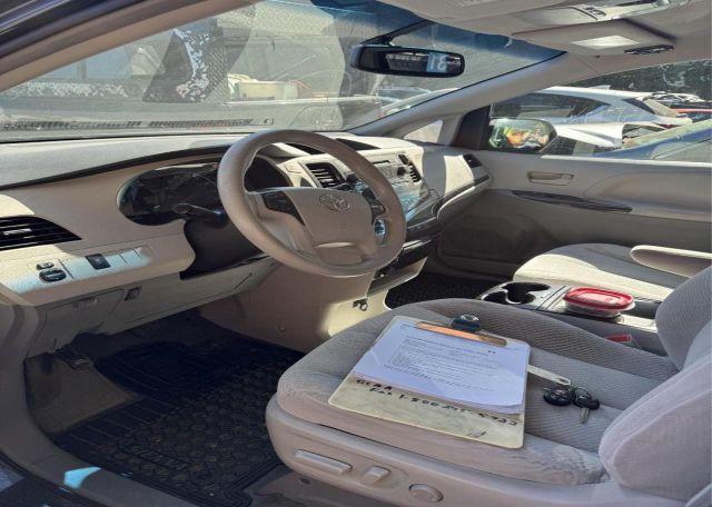 2014 TOYOTA SIENNA LE