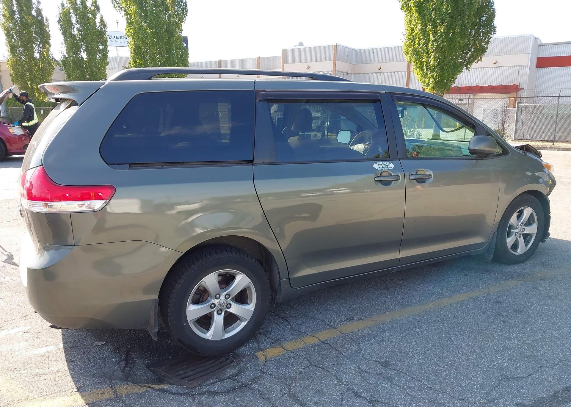 2012 TOYOTA SIENNA LE