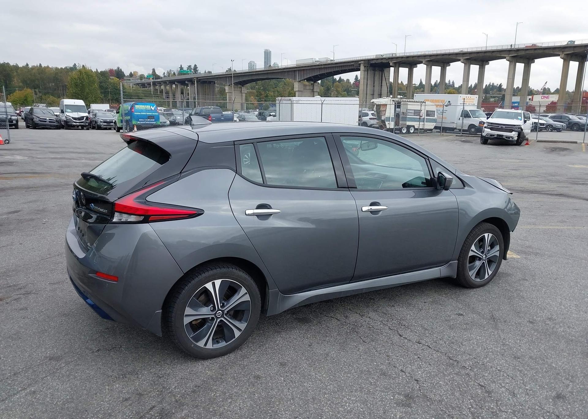 2022 NISSAN LEAF
